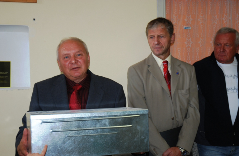 Ředitel Horáček (vlevo) ukládá listiny.(vpravo J. Podzimek